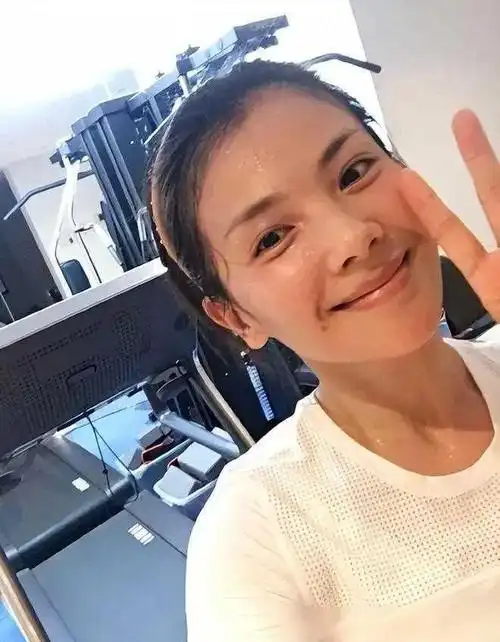 看清她起床素颜照后,网友:我不能接受!|荧幕|娱乐圈|女明星_网易订阅