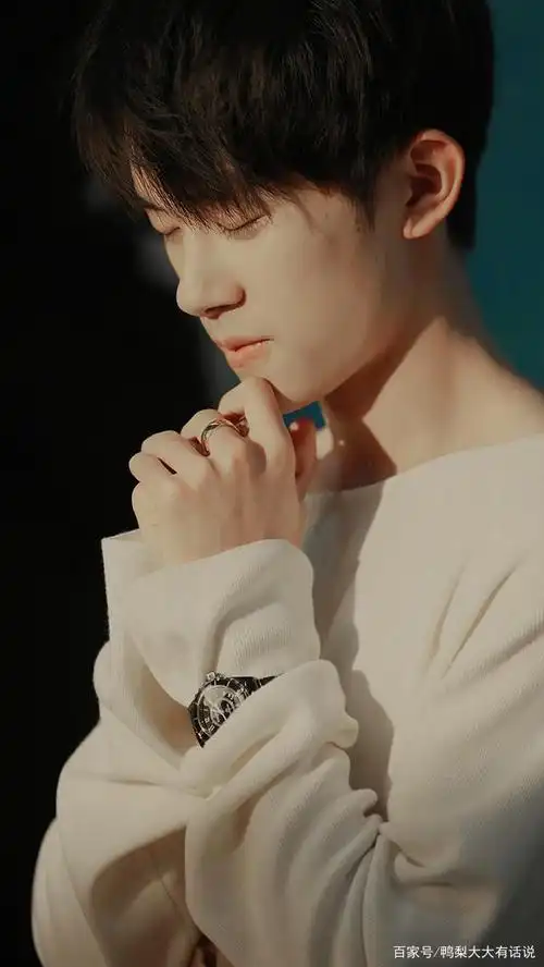 易烊千玺潮流帅气写真合集,爱惨!可做壁纸哦