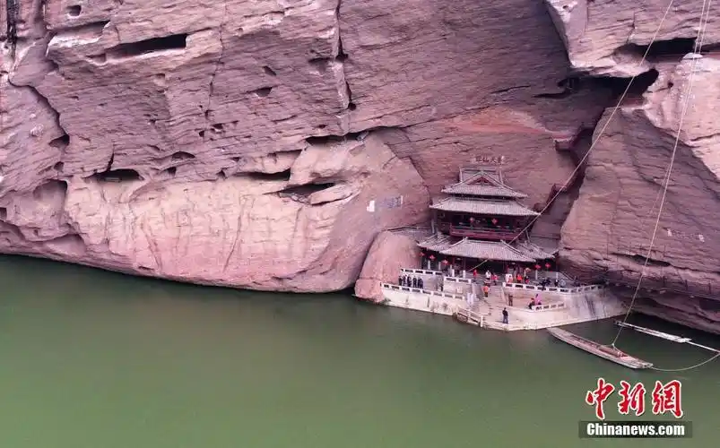 航拍最古老丧葬形式 江西龙虎山"崖墓悬棺"[组图]