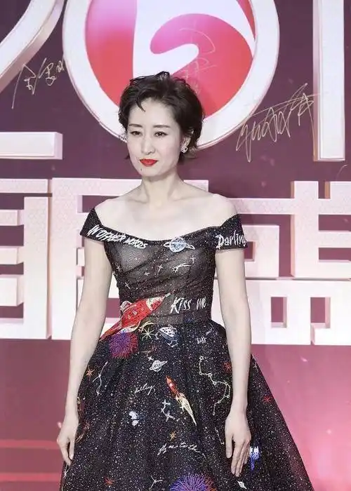 刘敏涛唱《红色高跟鞋》,表情管理失控,翻白眼睥睨众生_姐姐_大姐