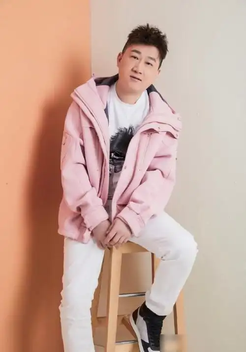 人靠衣裳马靠鞍再帅的大褂也比不上张鹤伦穿西服的帅气逼人