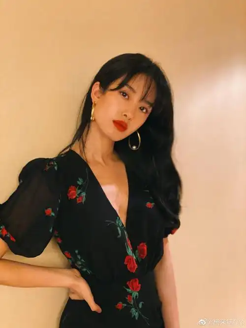 28岁杨采钰一袭红裙超惊艳,这个dior香氛大使,气质惊艳众人!