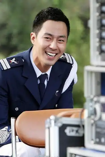 【图】男生圆寸头发型 赵寅成完善演绎帅气(6)_男士短发发型_发藏网