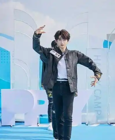 当他和身高183的刘耀文同框时,努力显得心酸_时候_节目_开心