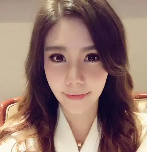 赵静怡在2005年的《超级女声》总决赛中获得了第9名的成绩,年纪轻轻的