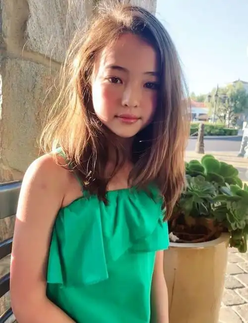 ella gross小时候真的太可爱了,光是看见她的照片都会不自觉地嘴角