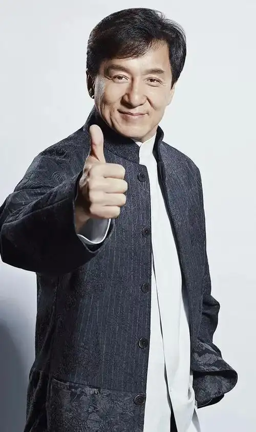 67岁成龙现身片场指导打戏头发稀疏身材健硕亲自演示宝刀未老