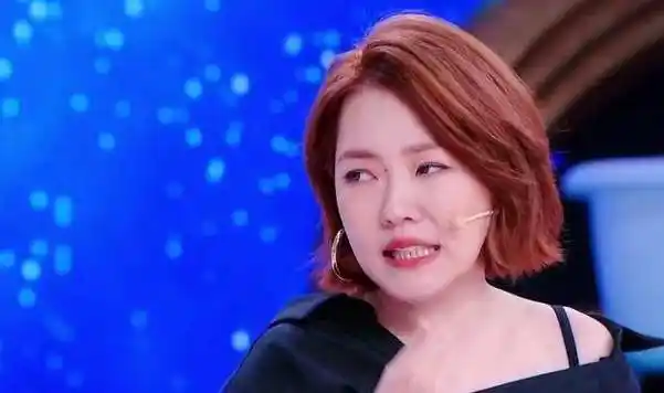 原创41岁章子怡素颜现身状态令人唏嘘网友不画眉毛都变老了