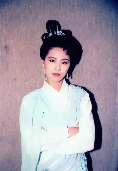 30年前的港剧《日月神剑》,虽然特效技术渣,美女却都是高颜值