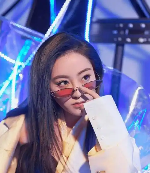 原创祝绪丹不愧是杨幂的人穿黑色裹身材秀美肌配男友风西装时尚又霸气