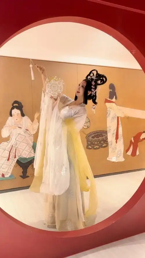 长安十二时辰的花魁小姐姐太美了,快来与她偶遇吧!