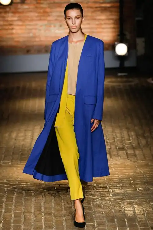 宝石蓝色,让2012年春夏的色彩更加丰富起来!