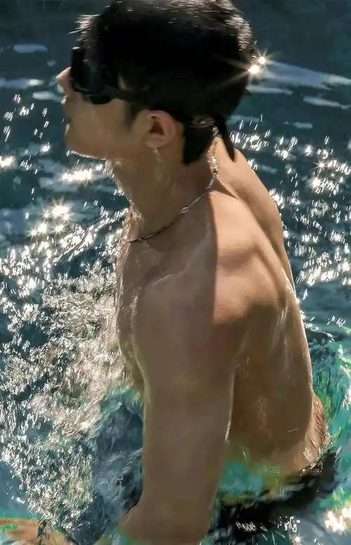 肖战晒黑了,泳池湿身显饱满肌肉!_健身_照片_项链