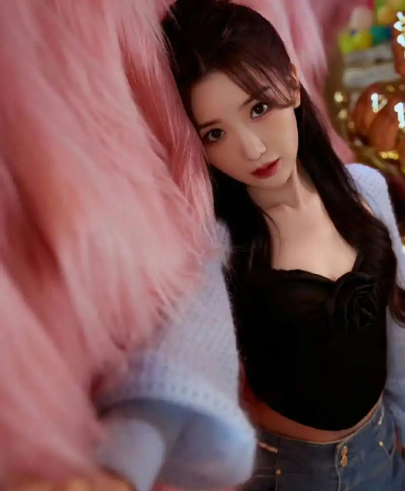 百度秋冬打卡挑战赛#  毛晓彤吊带内衣美照,虽然没有傲人的身材,嫡忖