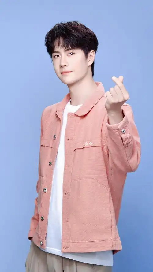 清澈洒落眉眼含笑浅咖西裤潮流时尚一派炫酷本色@uniq-王一博粉色邂逅