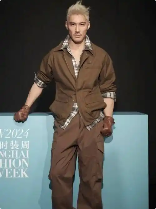 一身大地色休闲穿搭,商务感兼具运动休闲气,从头到脚都在释放成熟男性