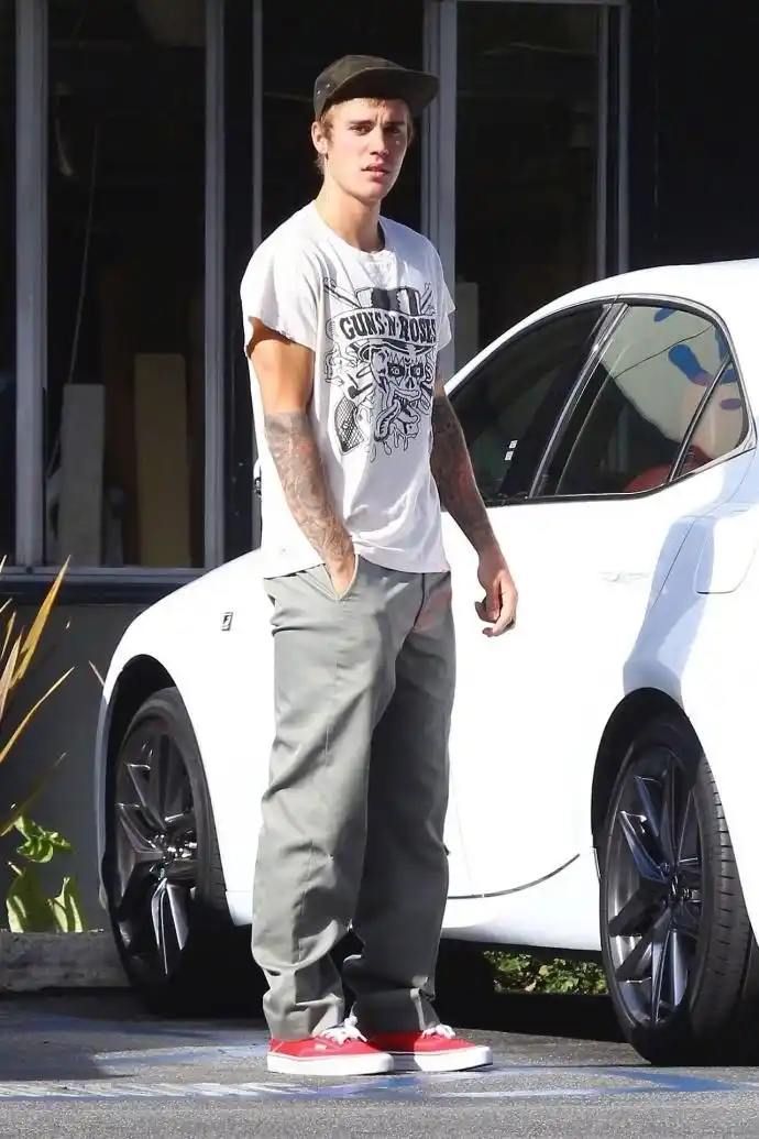 组图:贾斯汀比伯穿白色短t出街 手臂肌肉健硕迷人