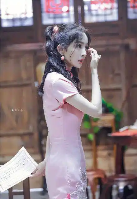 杨幂民国学生造型曝光,人群中抬手挡阳光太惊艳,绝对的校园女神_动作