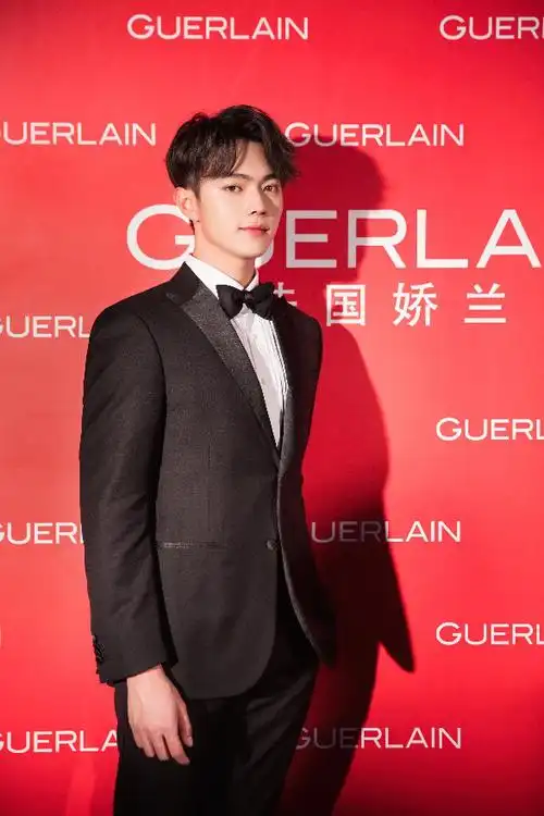 新愿蜜语,蜂华无双 法国娇兰品牌挚友许凯携新年蜜运红盒系列现身上海