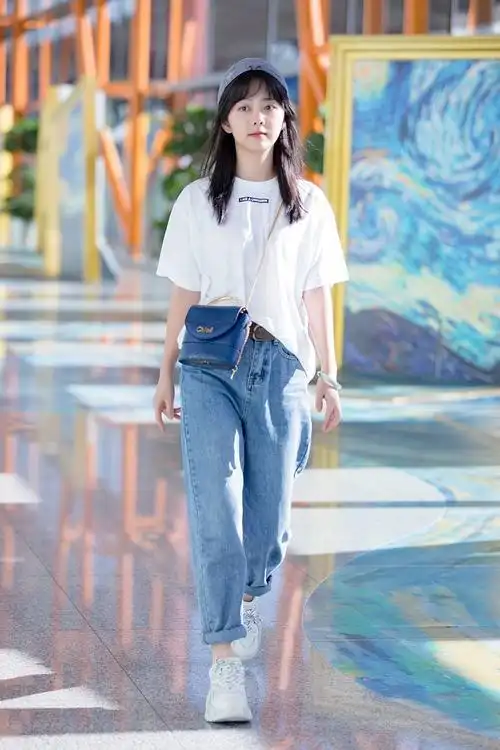谭松韵穿白t配牛仔裤清纯少女感十足反戴棒球帽变邻家小可爱