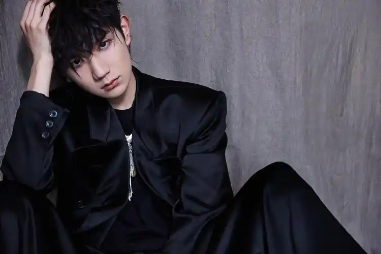 王源黑色酷帅造型写真图片