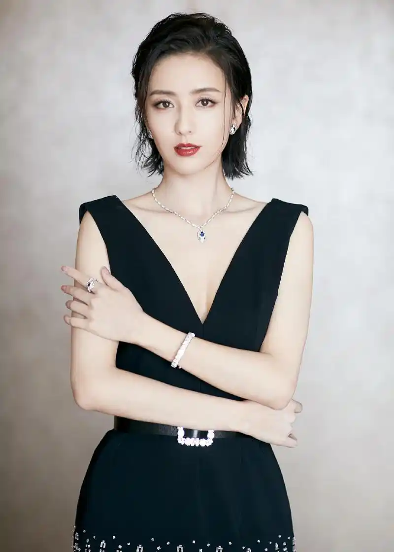 佟丽娅身穿一袭黑色深v礼裙出席活动,显得高贵优雅,时髦又减龄