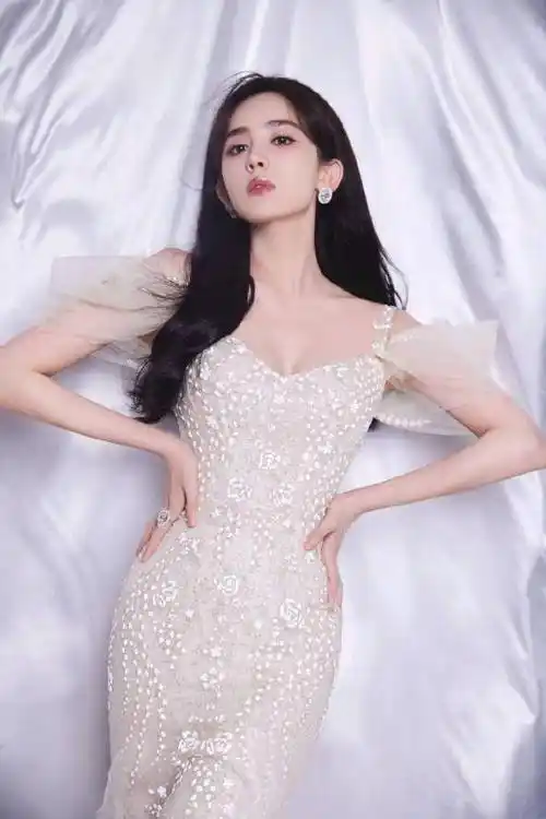 娜扎纱裙look气质优雅仙气十足