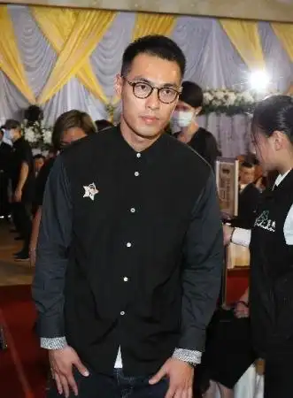 猪哥亮今举办告别式 郭采洁鞠躬跪拜送最后一程