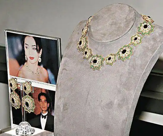 华衣锦饰难掩绝代芳华 梅艳芳遗物拍卖珍藏曝光 1/13(全文)