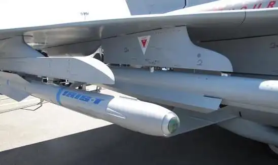 一枚空空导弹多少钱一发至少10万美元穷国根本用不起