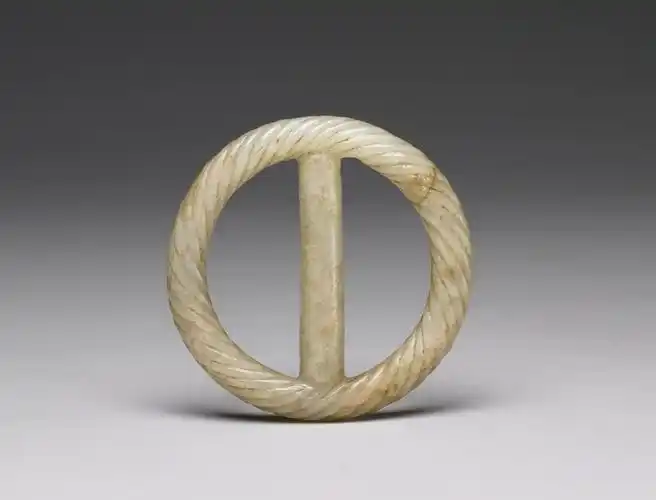 宽7.18公分 厚0.9公分 径7.18公分 孔径5.25公分  附件36战国 玉带扣.