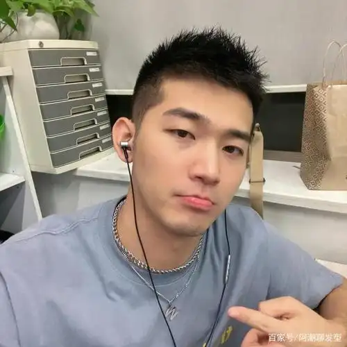 2,小飞机头发型