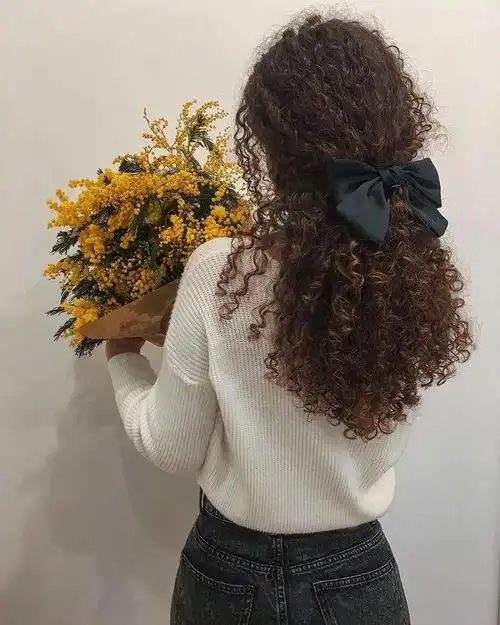 如果您想尝试一款特别的卷发发型,那么羊毛卷长发一定是您的不二选择