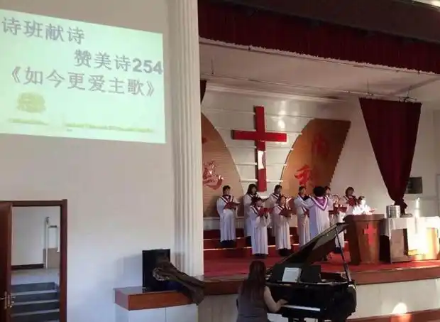 诗班献诗《如今更爱主歌》(图:樊牧师的微信)