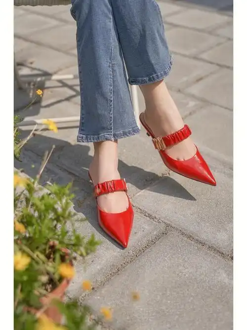 红色高跟鞋的夏天多明媚