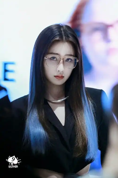 虞书欣品牌活动造型黑色镂空西装裙蓝色挑染直发