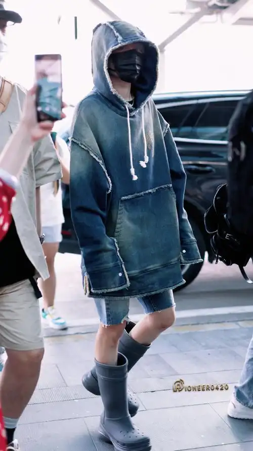 刘雨昕机场牛仔套装造型