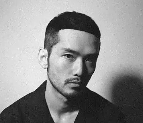 半锅盖头发型男图片