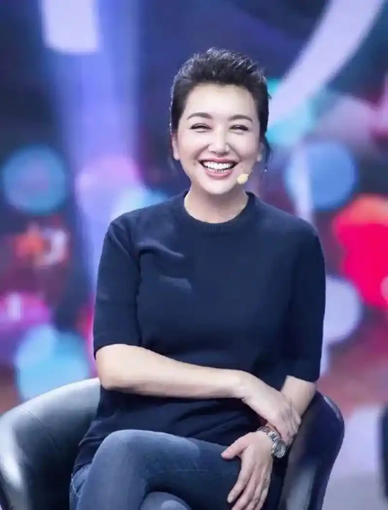 江珊是一位出生于1967年的60后演员,如今已经56岁.