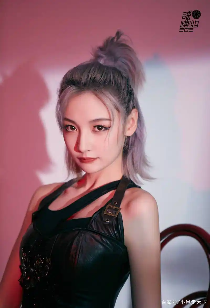 硬糖少女高马尾皮衣霸气写真