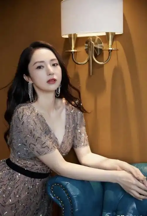 "女神龙"董璇年过40,身材十分丰腴性感,比年轻时更成熟迷人