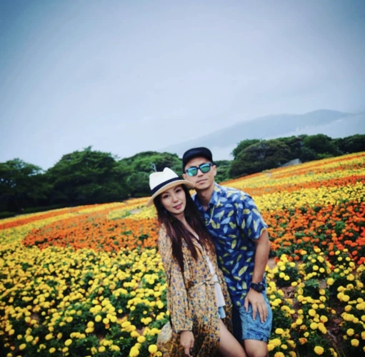 森美晒夫妻合照庆祝结婚20周年,妻子罕见露脸,外表美丽气质出众