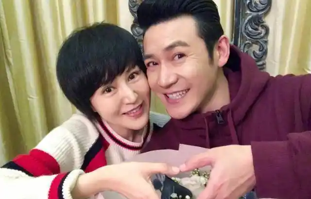 还有最有趣的是,蔡少芬自爆之前曾接到过张晋前女友的电话,并坦言自己