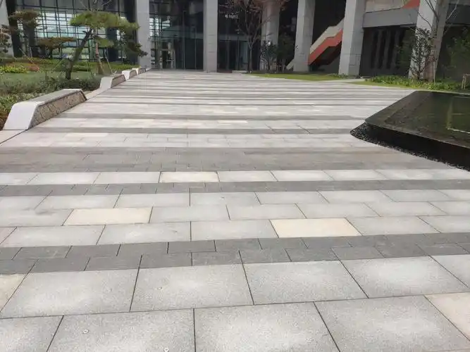 在黑白灰的铺装基底下零星间隔黄金麻的颜色,显得很丰富颜色搭配很好