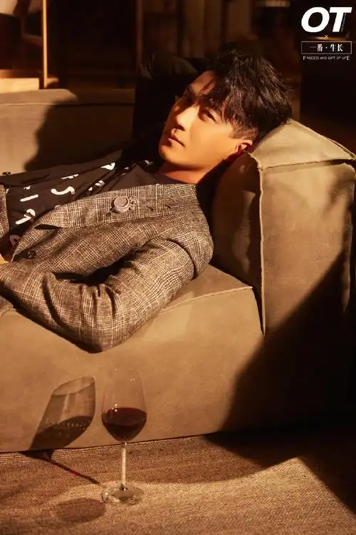 > 刘恺威沉稳魅力写真大片(9/18)