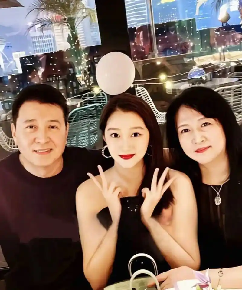 曝关晓彤鹿晗已领证结婚,女方父母做生意赔钱,男方曾多次帮填坑_双方