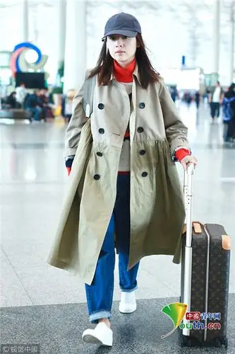 董洁机场身穿卡其色风衣配牛仔裤 自推行李箱显干练