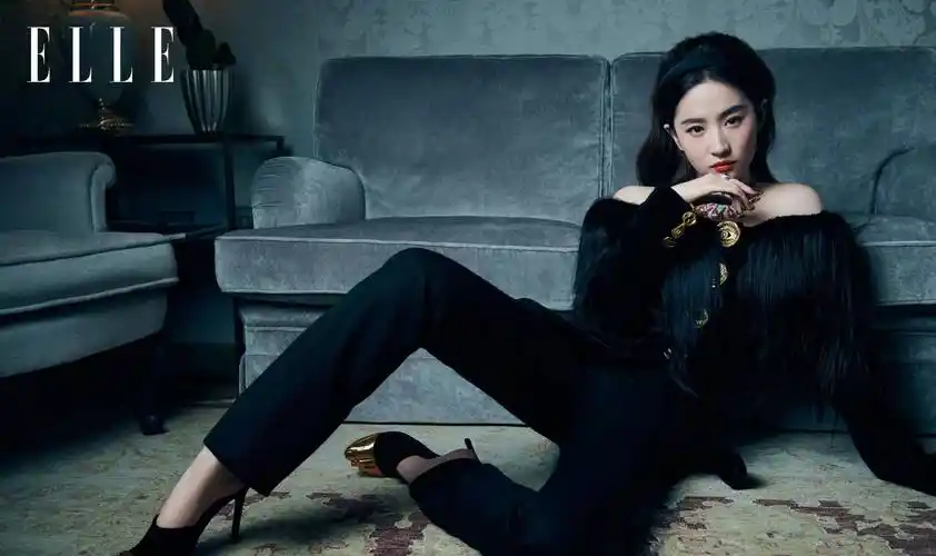 刘亦菲elle金九封面,性感抹胸宛如美神降临,演绎意式宫廷大片_时尚