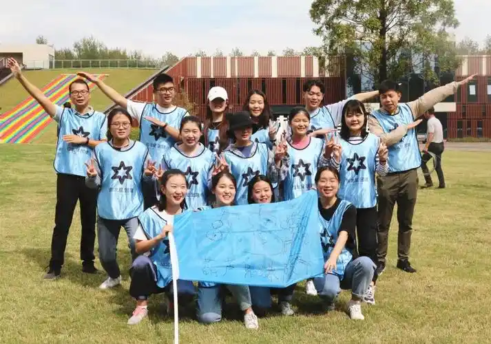 四支队伍迅速确定了团队领导班子,队名,口号,队旗以及团队造型