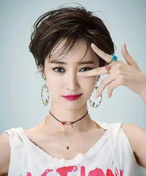 娱乐圈10位短发女明星,娜扎帅气,徐璐美少女,最后一位你能认得吗?